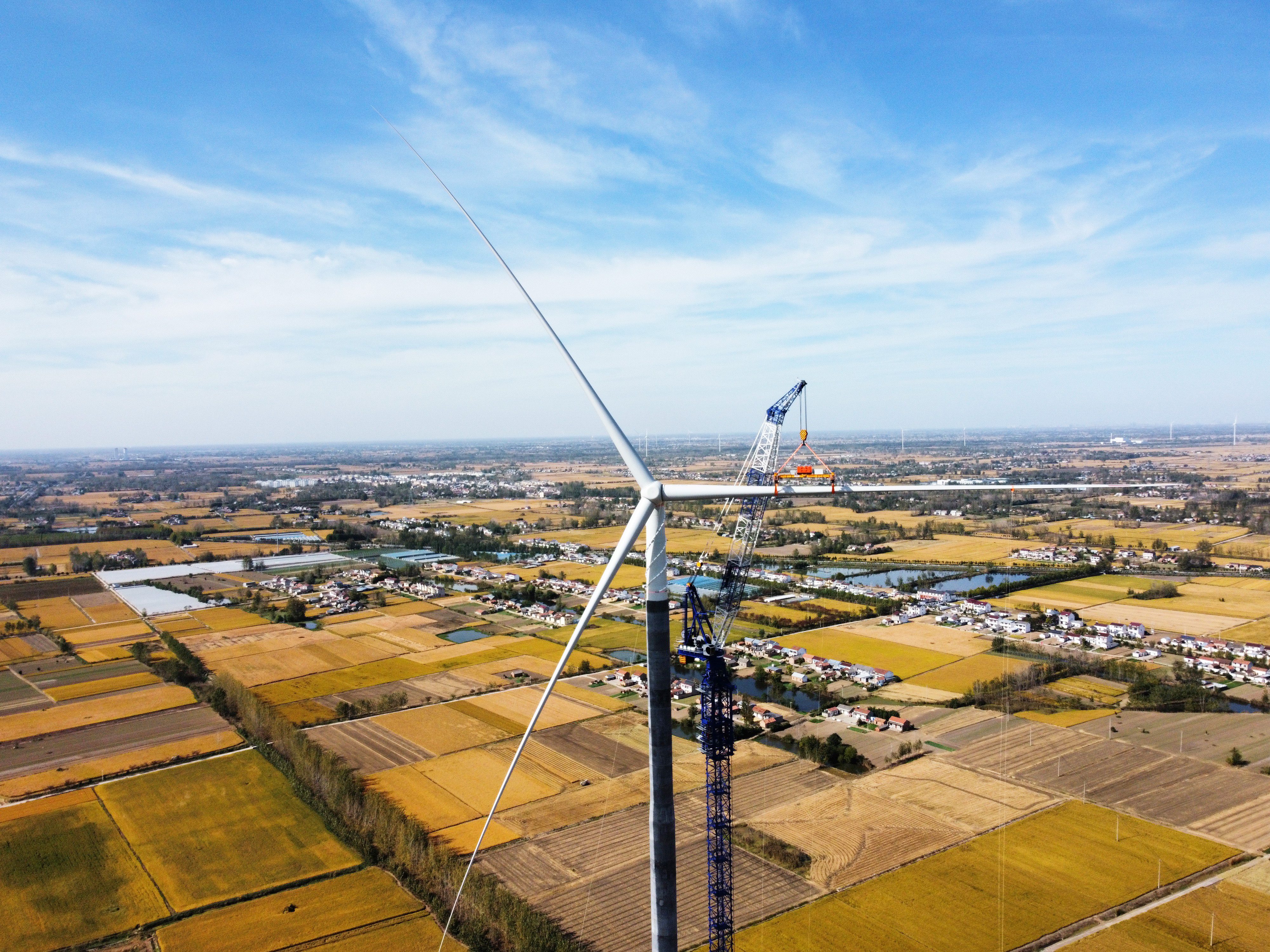 180米！全球首臺(tái)超高性能混凝土材料混塔機(jī)組完成吊裝